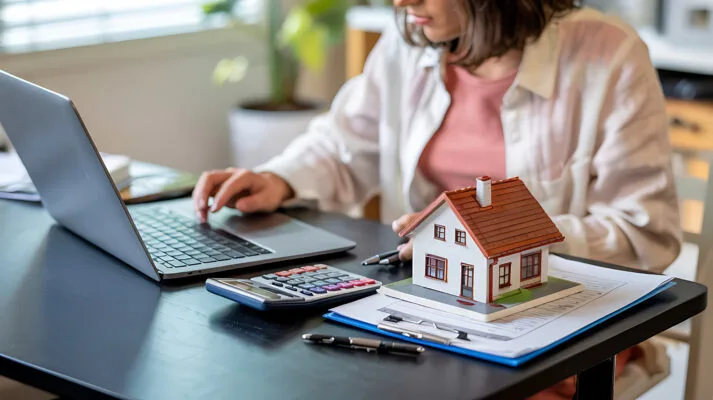 Renter reviewing housing expenses and calculating affordability before applying for a mortgage